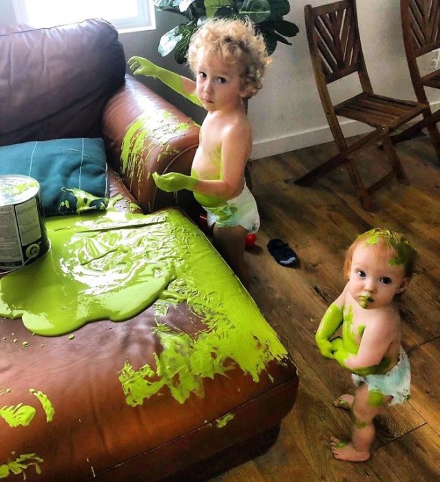Imágenes de padres compartidas en Twitter sobe lo difícil que es cuidar a sus hijos en la cuarentena