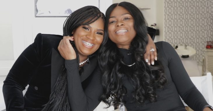 Ashley Thomas y Toya Wimberly sentadas en unas sillas, abrazadas y sonriendo