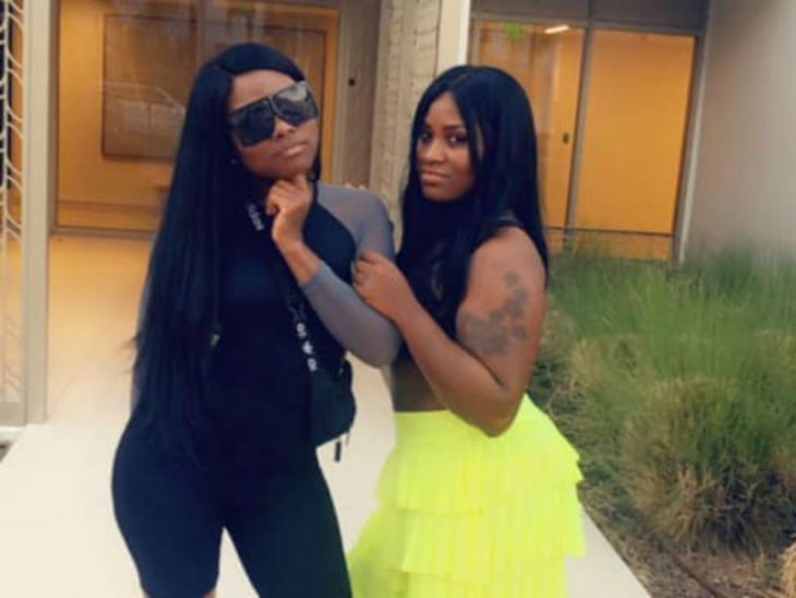 Ashley Thomas y Toya Wimberly abrazadas fuera de una casa