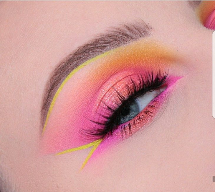 Maquillaje en tono rosa fucsia, amarillo neón y durazno