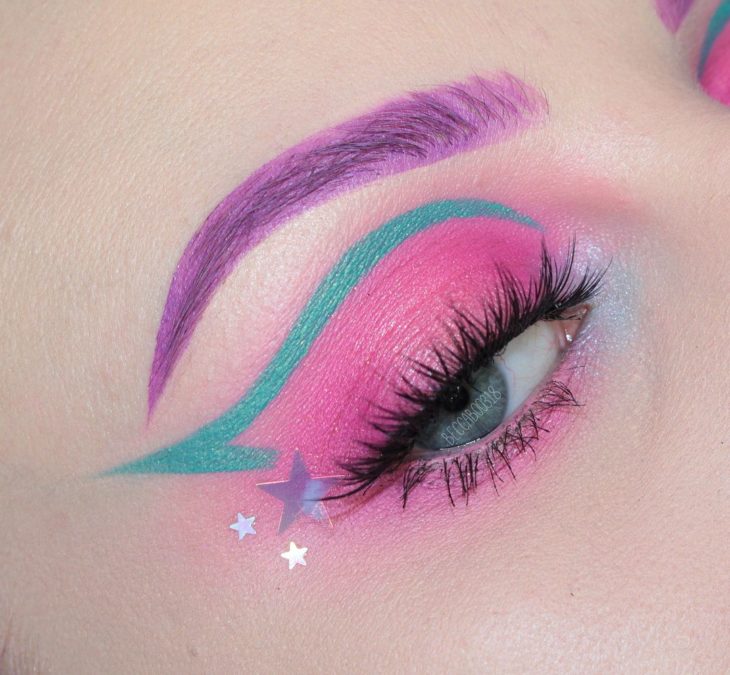 Sombra para ojos en tono rosa fucsia con verde y morado en efecto neón 