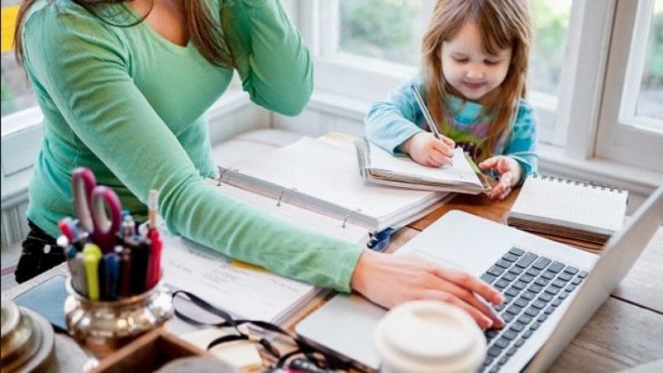 Mujer realizando varias tareas al mismo tiempo