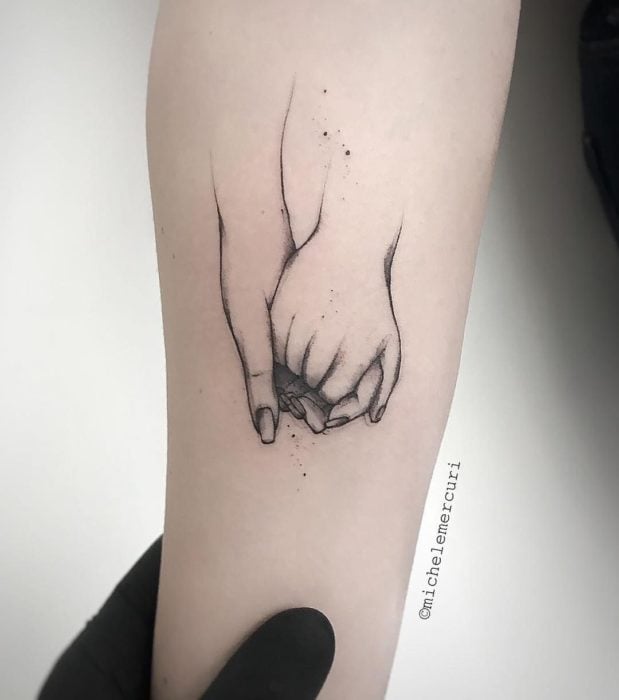 Tatuaje de madre e hija de manos sujetandose