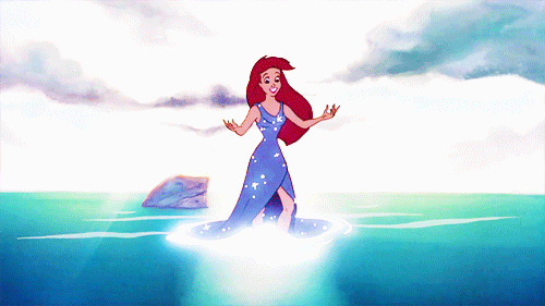 Ariel saliendo del mar en la película La sirenita