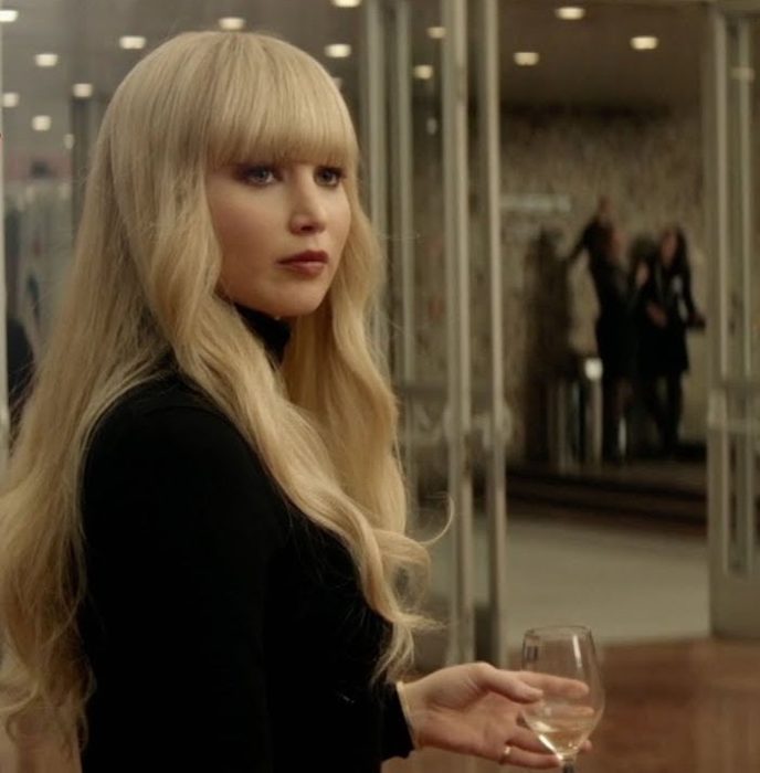 Jennifer Lawrence como Dominika Egorova en Red Sparrow bebiendo vino blanco