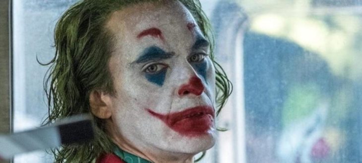 Escena de Joker, Arthur sonriendo en un camión