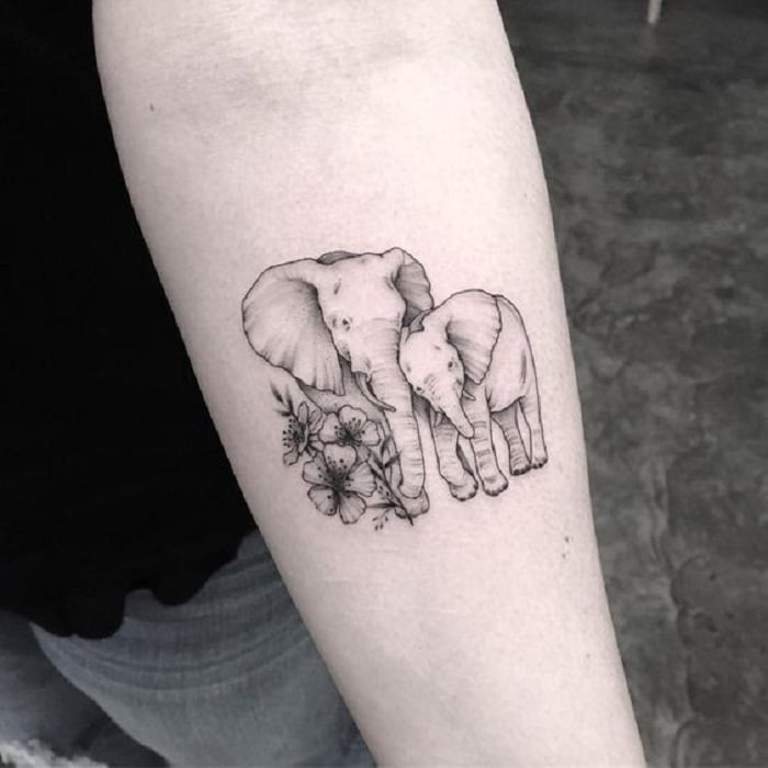 Tatuaje de madre e hija de mamá elefante y bebé elefante