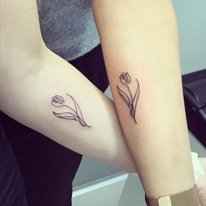 Tatuaje de madre e hija de tulipanes