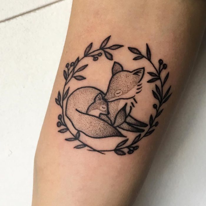 Tatuaje de madre e hija con zorritos