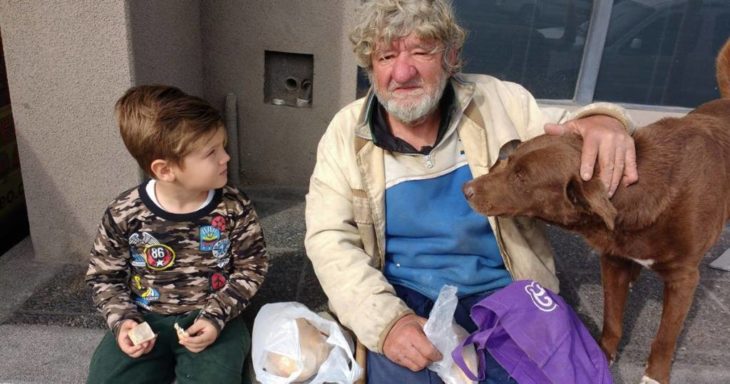 Tiziano entregándole comida a Tano