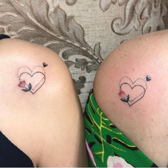 tatuajes de madre e hija de corazones sobre el hombro