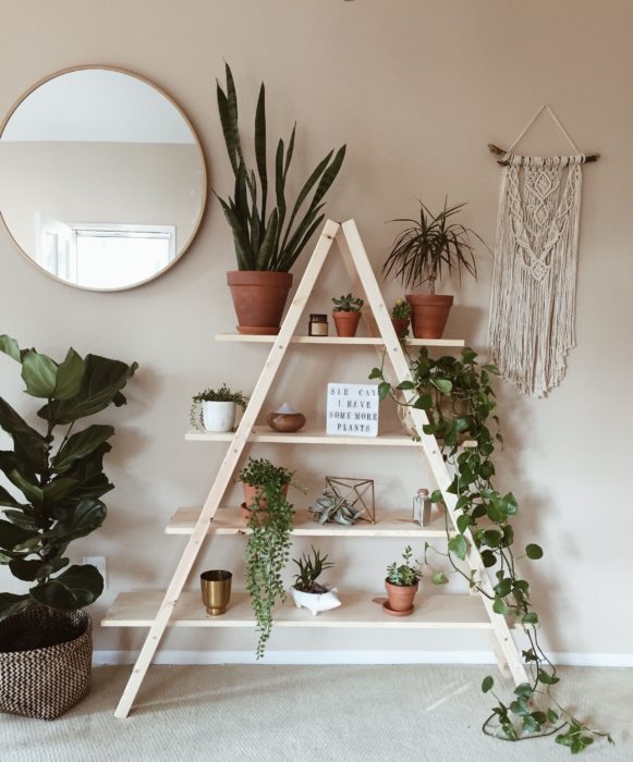 DIY de escalera de madera con trozos de madera haciendo un mueble de diferentes niveles