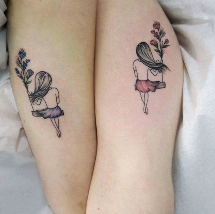 Tatuajes de madre e hija de mujeres en los columpios