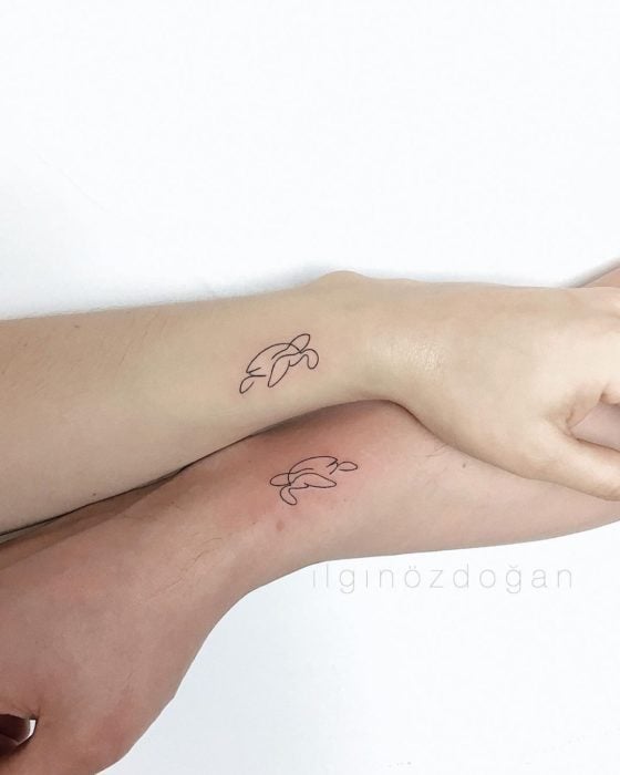 Tatuaje de madre e hija de dos tortugas de mar