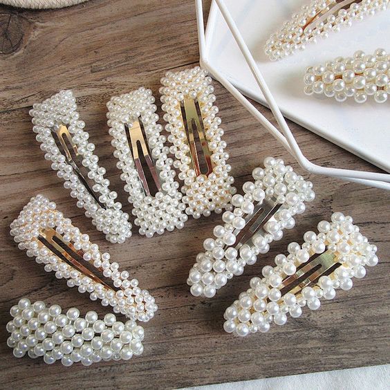 Broches decorados con perlas blancas y grandes