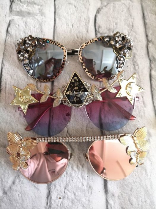 Lentes decorados con pedrería 