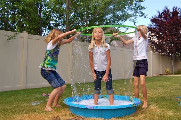 Niños jugando con burbujas gigantes 