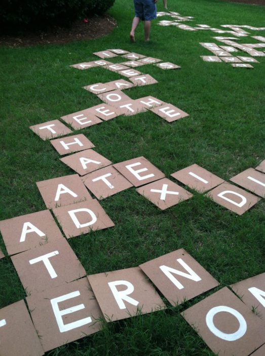 Juego de scrabble en tamaño jumbo para el jardín