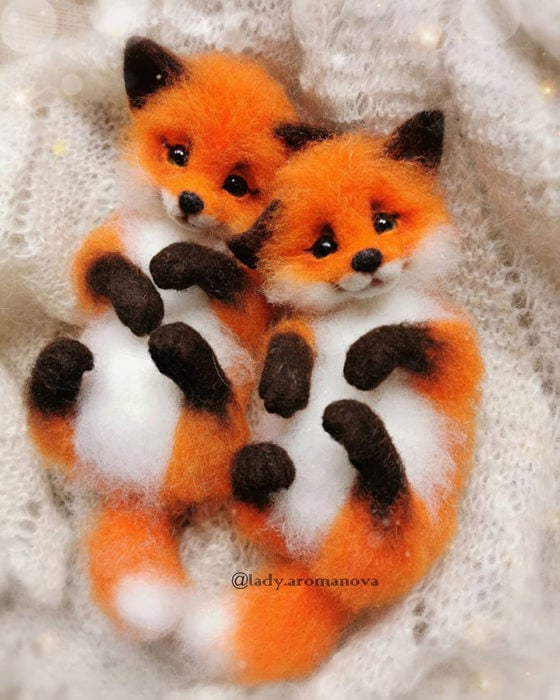 Figura de fieltro creada por la artista rusa Anna Romanova pareja de zorros rojos abrazados