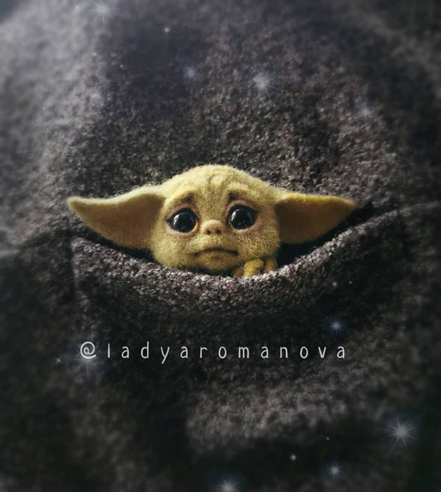 Figura de fieltro creada por la artista rusa Anna Romanova pequeño Yoda en un saco gris