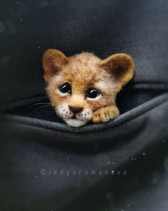 Figura de fieltro creada por la artista rusa Anna Romanova pequeño león con ojos grandes