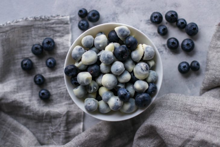 Snack saludable de arándanos congelados con yogur