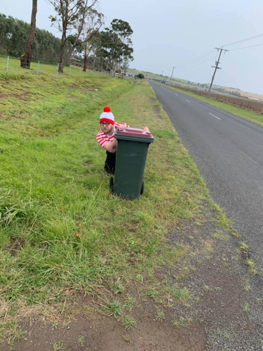 Hombre vestido de wall para sacar la basura en australia 