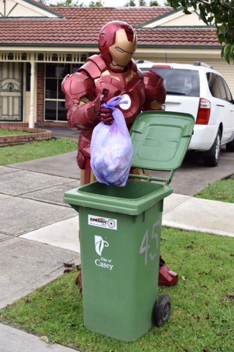 Señor vestido de Aironman listo para sacar la basura