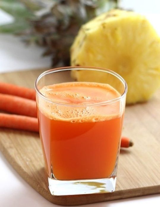 Jugo de zanahoria con piña en un vaso de cristal