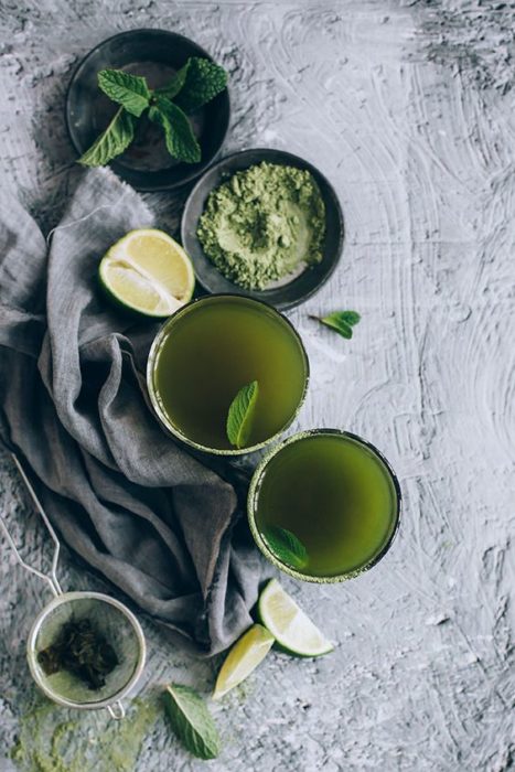 Preparación de té verde en una taza de madera