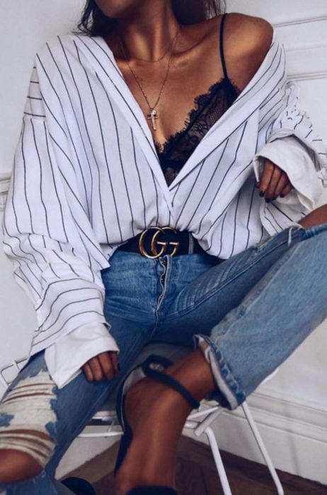 Atuendos con tu boyfriend shirt, camisa de tu novio, blusa oversized rayada con bralette debajo