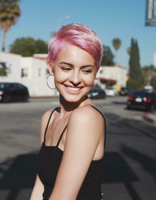 Chica con cabello pixie color rosa