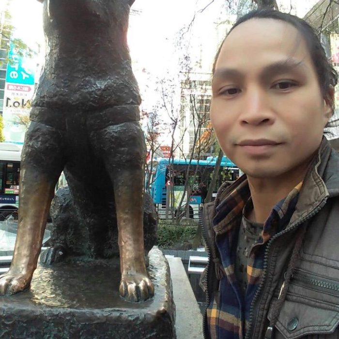 Alixson Mangundok con estatua de Hachiko