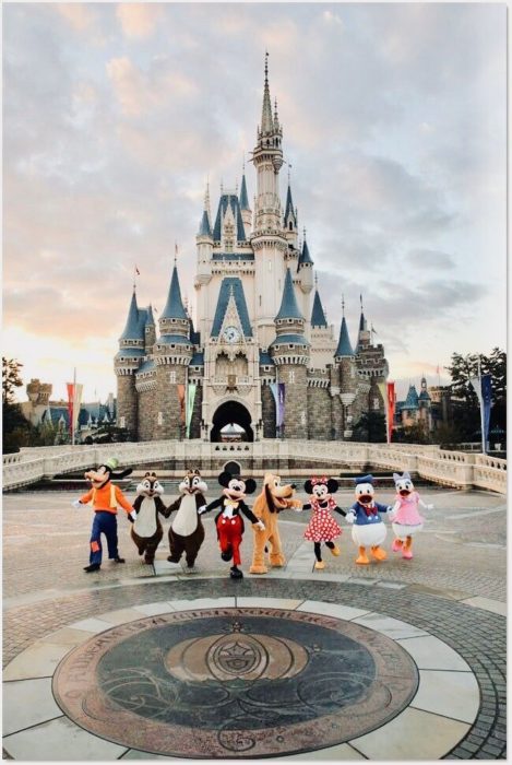 Mickey y amigos y de fondo el castillo de Cenicienta