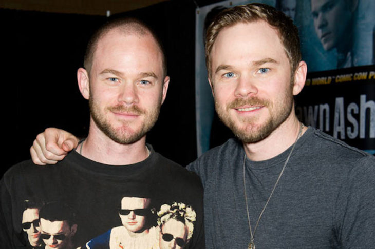 Shawn y Aaron Ashmore abrazados para una fotografía