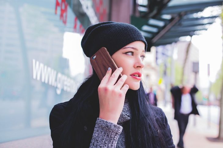 Chica hablando por teléfono