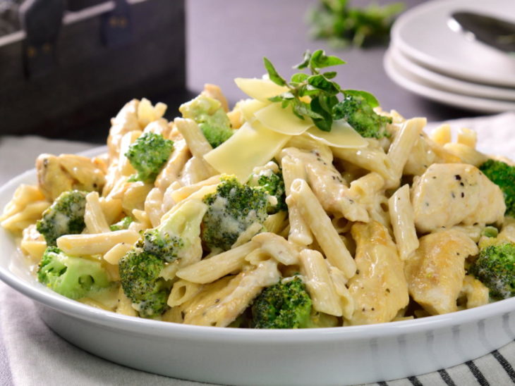 Pollo estilo alfredo en plato grande y blanco