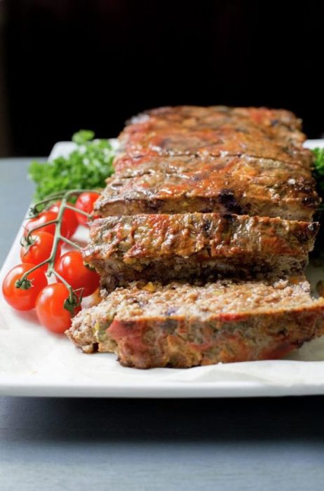 Pastel de carne con vegetales y tomate chico