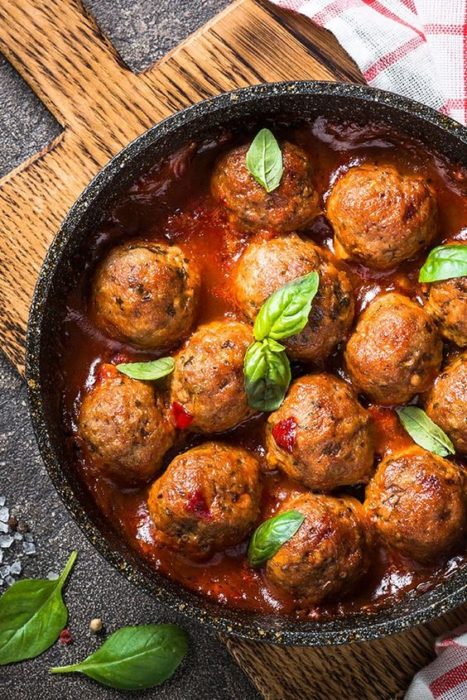 Alkbondigas a la italiana con sala de tomates y hierbas finas