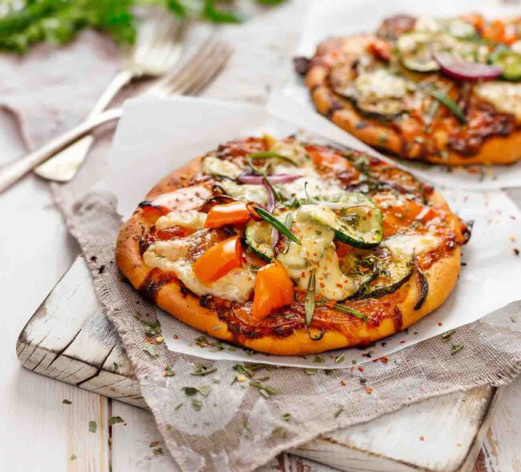 Pizza con pan Pita, tomate, cebolla morada, queso y salsa de tomate