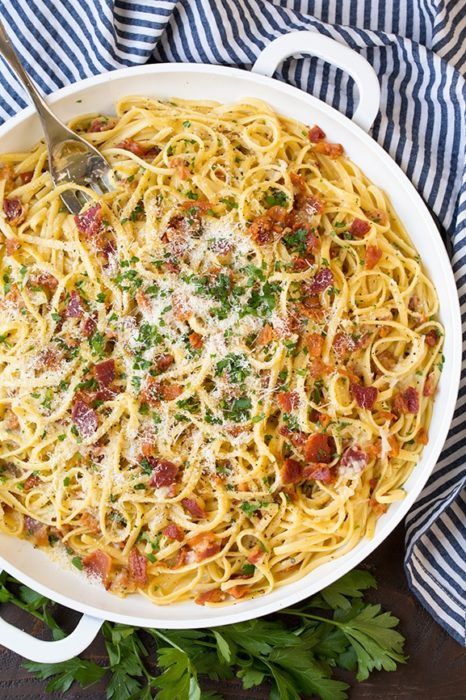 Pasta a la carbonara con tomate y queso panela