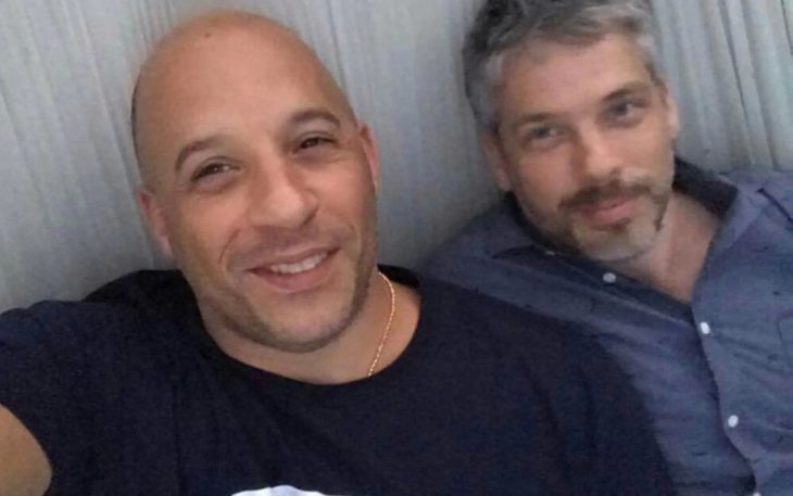 Vin Diesel y Paul Vincent tomando una selfie desde su cama