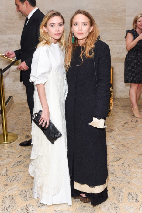 Mary-Kate y Ashley Olsen posando para uan foto en un evento de alta costura