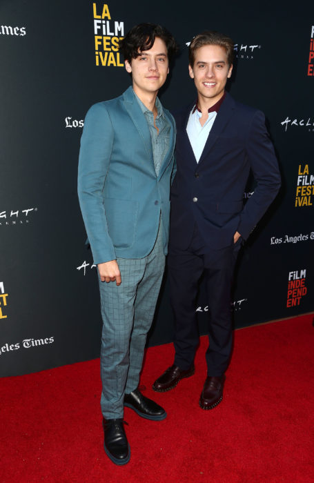 Cole y Dylan Sprouse en una alfombra roja