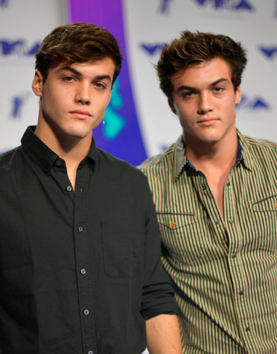 Grayson y Ethan Dolan Posando para una fotografía en una alfombra roja