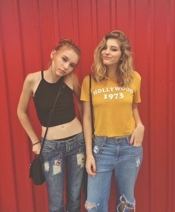 Willow y Autumn Shields frente a una cortinilla roja 