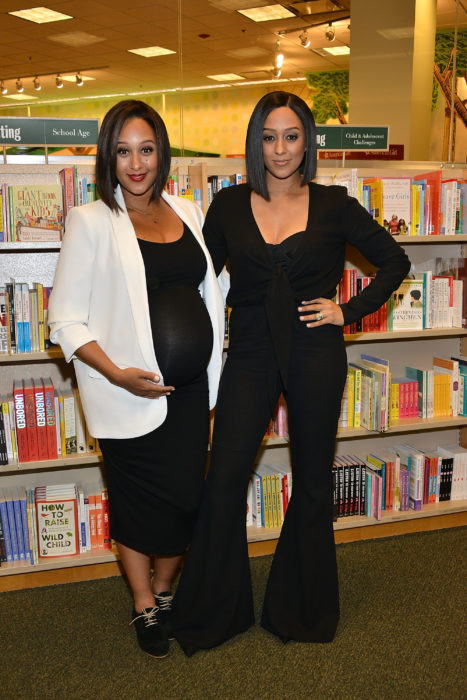 Tia y Tamera Mowry de Brijillizas em una libería posando para una foto 