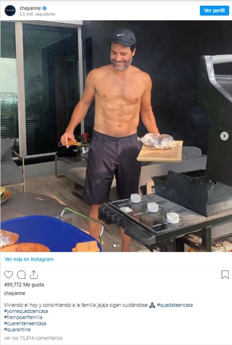 Chayanne sube foto a Instagram cocinando sin camisa