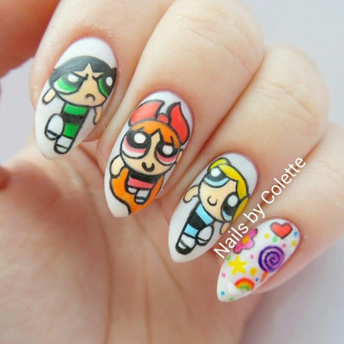 Manicura con diseño de la caricatura de Las chicas superpoderosas