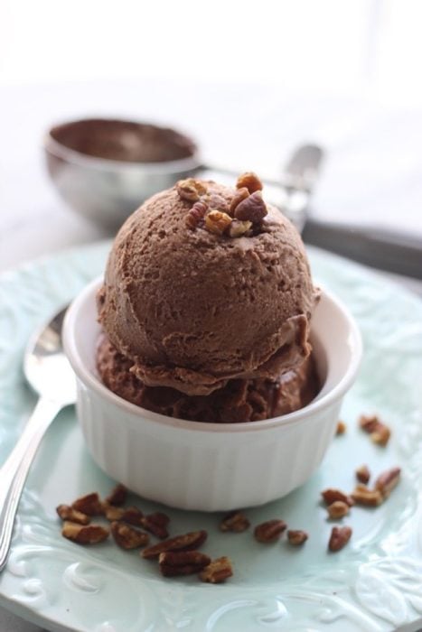 Bowl con helado de chocolate casero